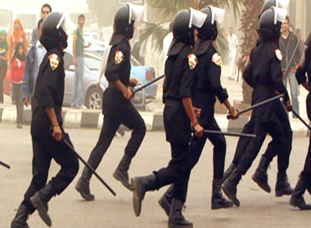 يتم محاكمة عدد من افراد الامن بالبحيرة بتهمة قتل الثوار
